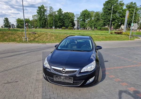 Opel Astra cena 27000 przebieg: 211025, rok produkcji 2012 z Pyskowice małe 466
